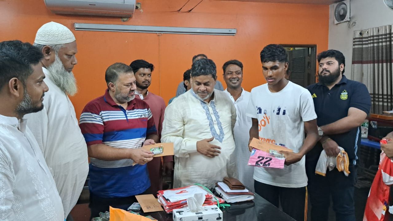 ক্রীড়াঙ্গনে নতুন উদ্দীপনা: জার্সি উন্মোচনে যাত্রা শুরু &lsquo;চকবাজার কিংস&rsquo;-এর