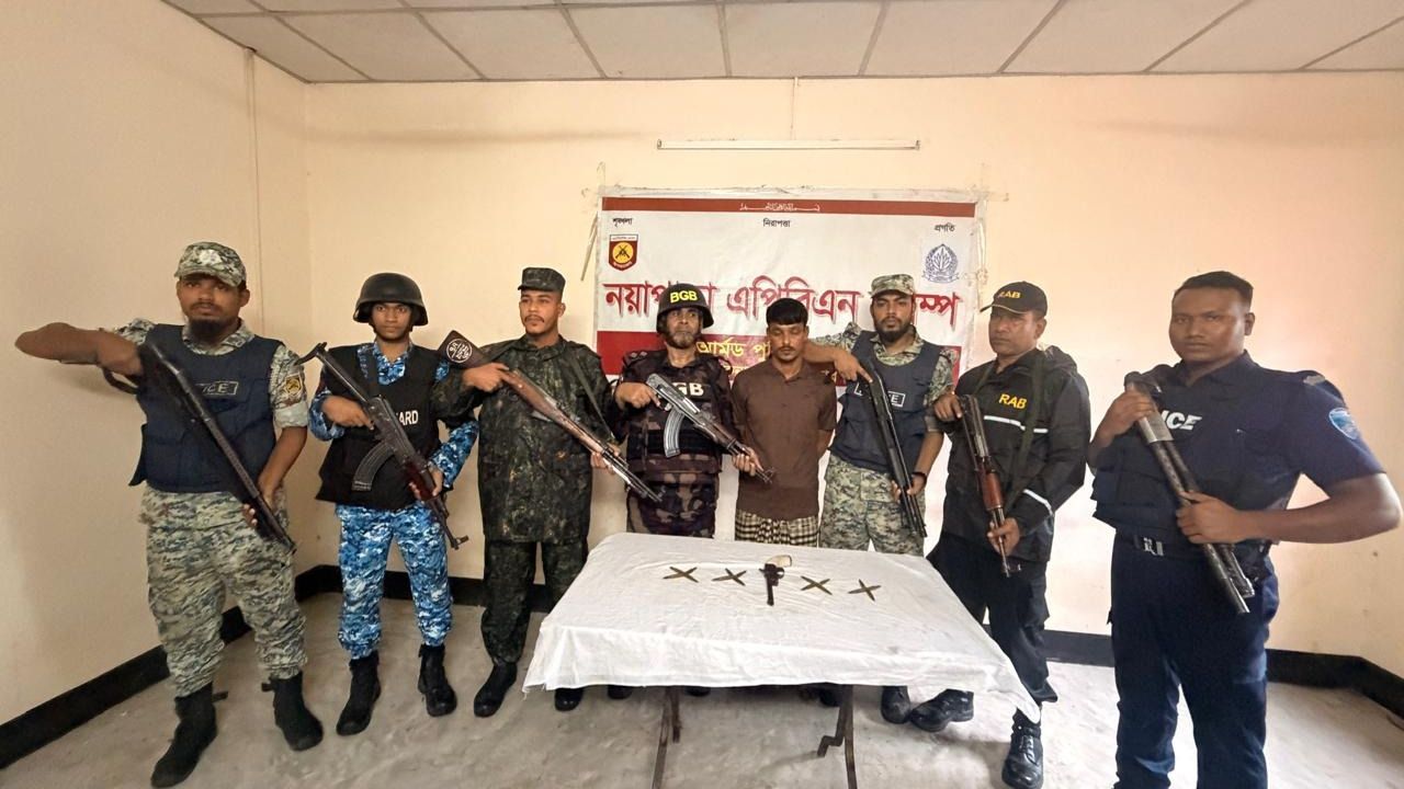 টেকনাফের নোয়াপাড়া রোহিঙ্গা ক্যাম্পে বিজিবি ও অন্যান্য বাহিনীর যৌথ অভিযানে অস্ত্র, গুলি, মাদক উদ্ধার ৯ জন আটক
