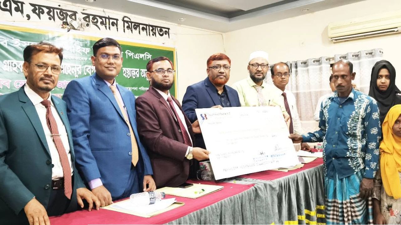 দিনাজপুরে এনআরবি ইসলামিক লাইফের প্রশিক্ষণ কর্মশালা ও মৃত্যুদাবীর চেক হস্তান্তর