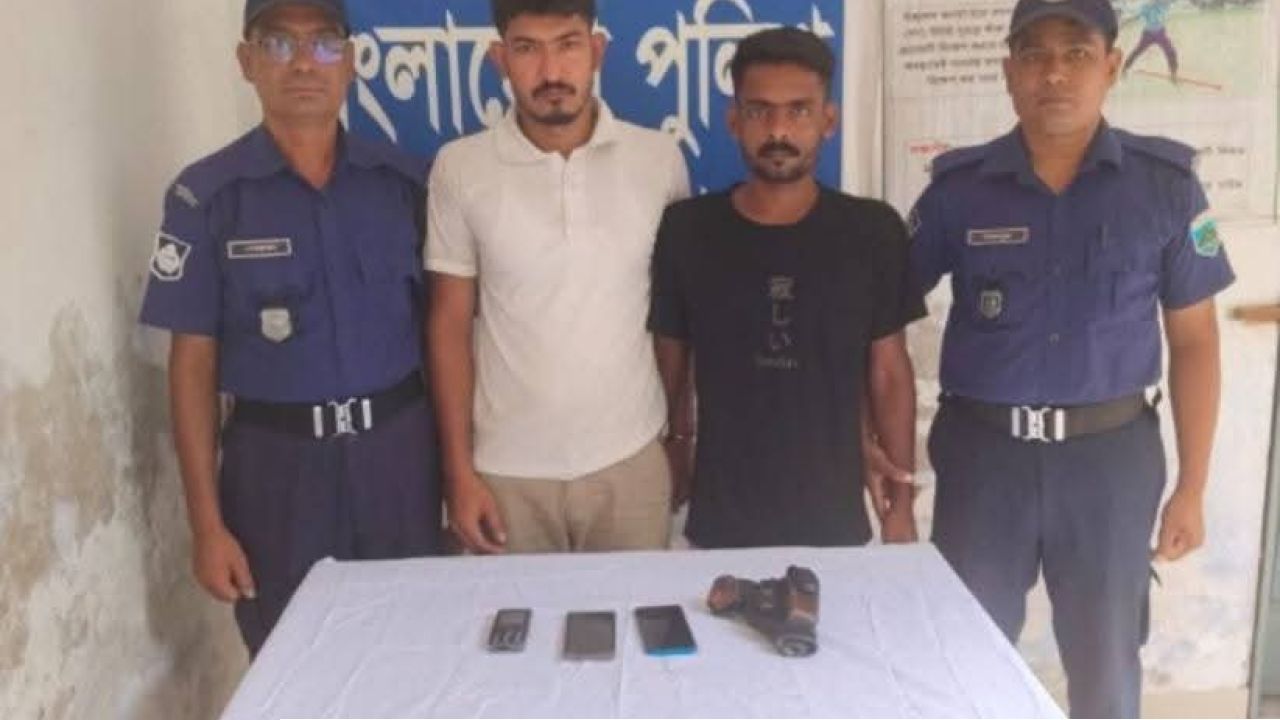 বাঘায় ভুয়া পুলিশ পরিচয়ে চাঁদাবাজির সময় ২ জন আটক, আদালতে প্রেরণ