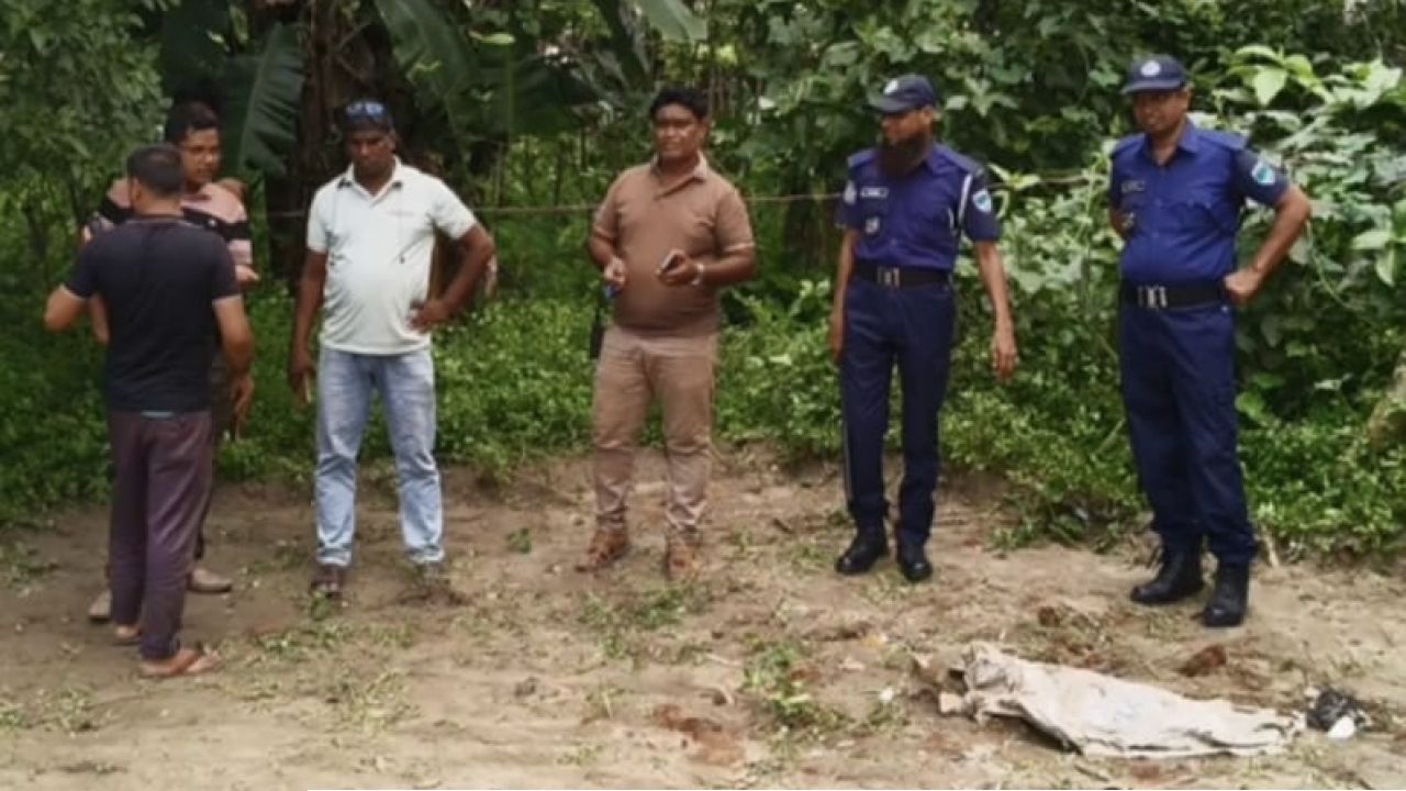 জমি খুঁড়তেই বেরিয়ে এলো পরিত্যক্ত  ১০টি ল্যান্ডমাইন