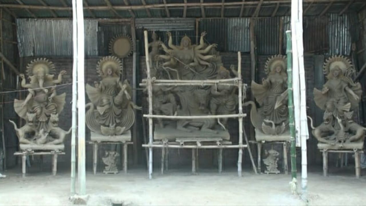 হিলিতে দুর্গোৎসবের প্রস্তুতি শেষ পর্যায়ে, মণ্ডপে চলছে সাজসজ্জার কাজ 