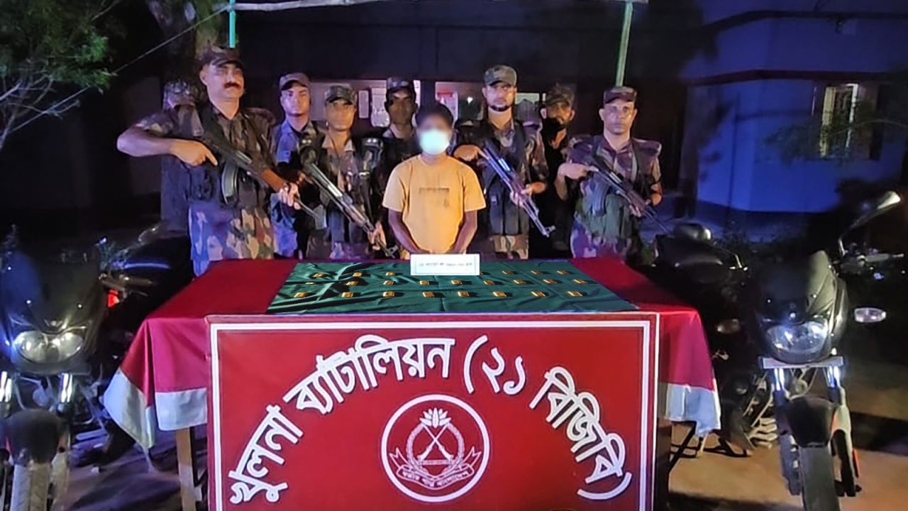 যশোরের শার্শা সীমান্ত থেকে ৩.৪ কেজি স্বর্ণসহ এক পাচারকারীকে আটক করেছে বিজিবি