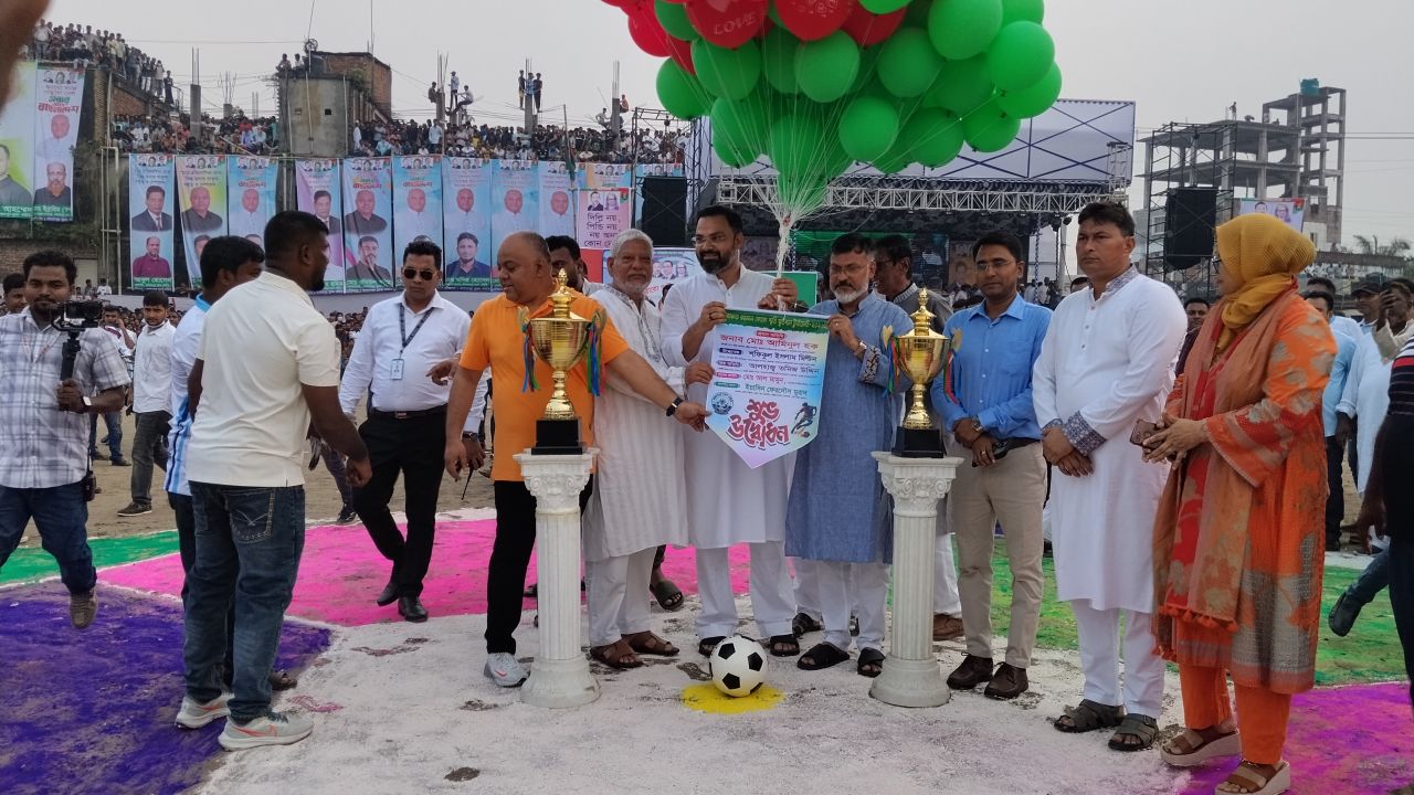 ঢাকার ধামরাইয়ে আরাফাত রহমান কোকোর স্মরণে আয়োজিত ফুটবল টুর্নামেন্টের ফাইনাল অনুষ্ঠিত হয়েছে