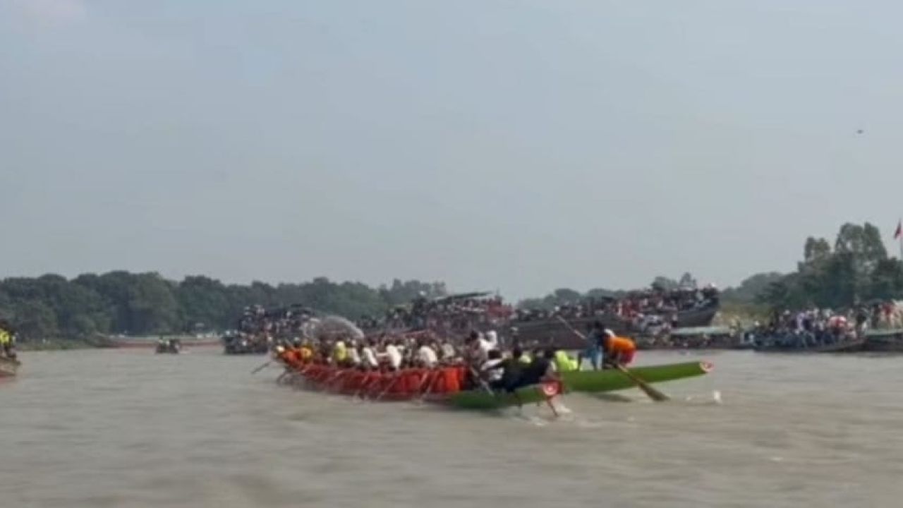 উৎসবমুখর কালীগঙ্গায় নৌকা বাইচ, যৌথ চ্যাম্পিয়ন একতা-২ ও কালাম এক্সপ্রেস
