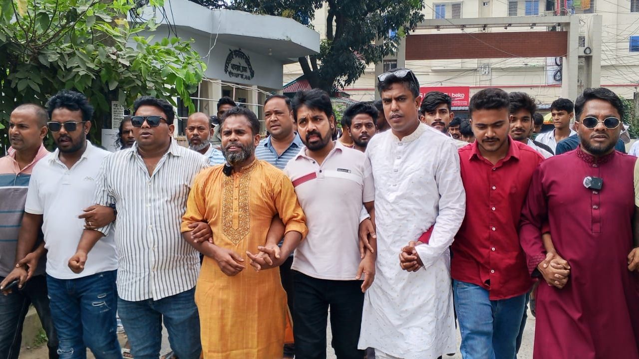 ​ধামরাইয়ে আওয়ামী দোসর রুমা চেয়ারম্যানের বক্তব্যের প্রতিবাদে পৌর যুবদলের বিক্ষোভ মিছিল