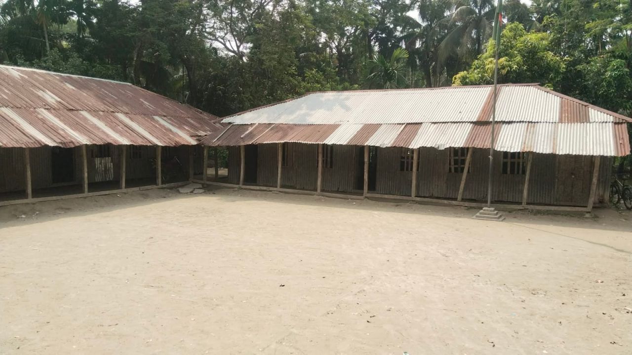 বোরহানউদ্দিনে রানিগঞ্জ আদর্শ মাধ্যমিক বিদ্যালয়ের জরাজীর্ণ ভাঙ্গা টিনের ঘরে চলছে পাঠদান
