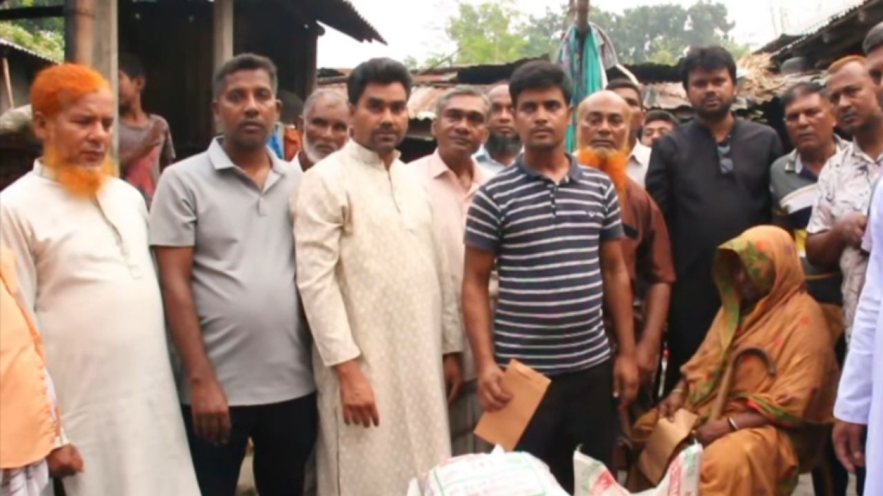 বাঘায় অগ্নিকাণ্ডে ক্ষতিগ্রস্তদের পাশে পাকুড়িয়া ইউনিয়ন বিএনপি