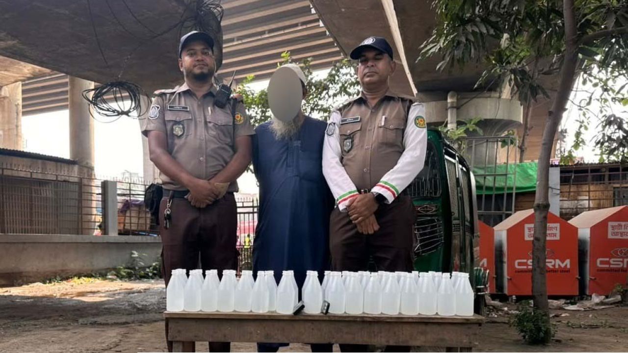 প্রগতি সরণিতে ট্রাফিক পুলিশের অভিযানে ১৪৪ বোতল বাংলা মদ উদ্ধার, সিএনজিচালক গ্রেফতার