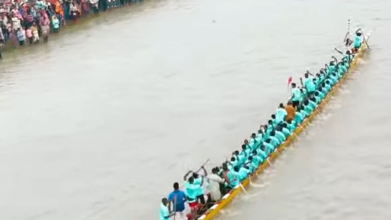 পদ্মার কলতানে মেতে উঠল ঐতিহ্যবাহী নৌকা বাইচ ও গ্রামীণ মেলা