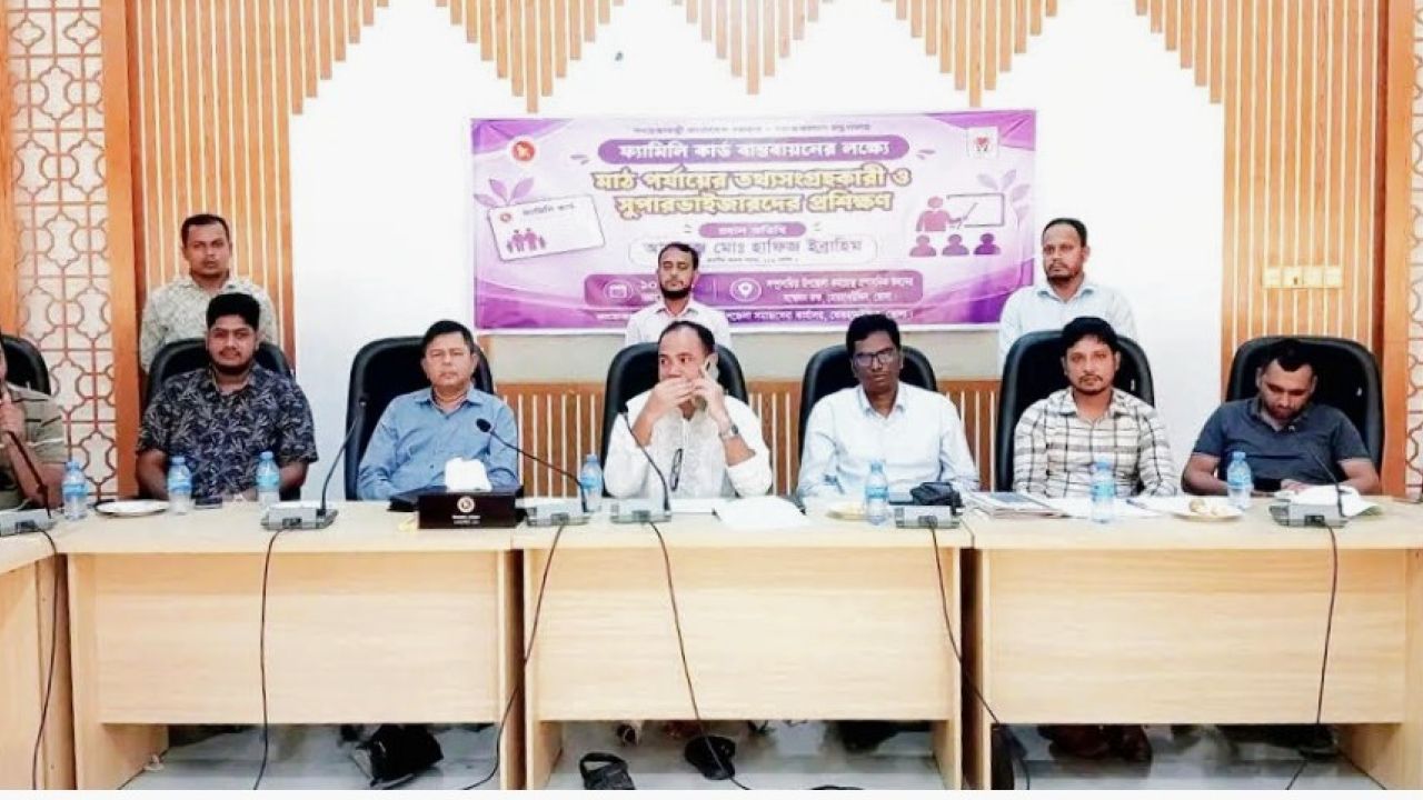 বোরহানউদ্দিনে ফ্যামিলি কার্ড কার্যক্রমের প্রশিক্ষণ শুরু, তথ্য সংগ্রহকারীদের হাতে তুলে দেওয়া হলো ট্যাব